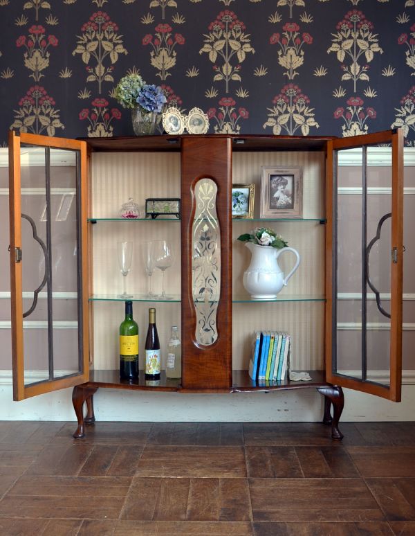 アンティークのキャビネット　アンティーク家具　扉の装飾が輝くアンティーク家具、英国のガラスキャビネット（ショーケース）。中も美しい状態です。(q-494-f)