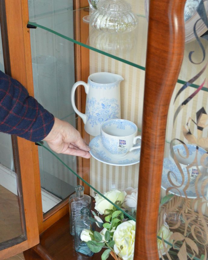 アンティークのキャビネット　アンティーク家具　扉の装飾が輝くアンティーク家具、英国のガラスキャビネット（ショーケース）。中にお客様用のカップ＆ソーサーや、めったに使わないけれど模様のステキなお皿を入れてみましょう。(q-494-f)