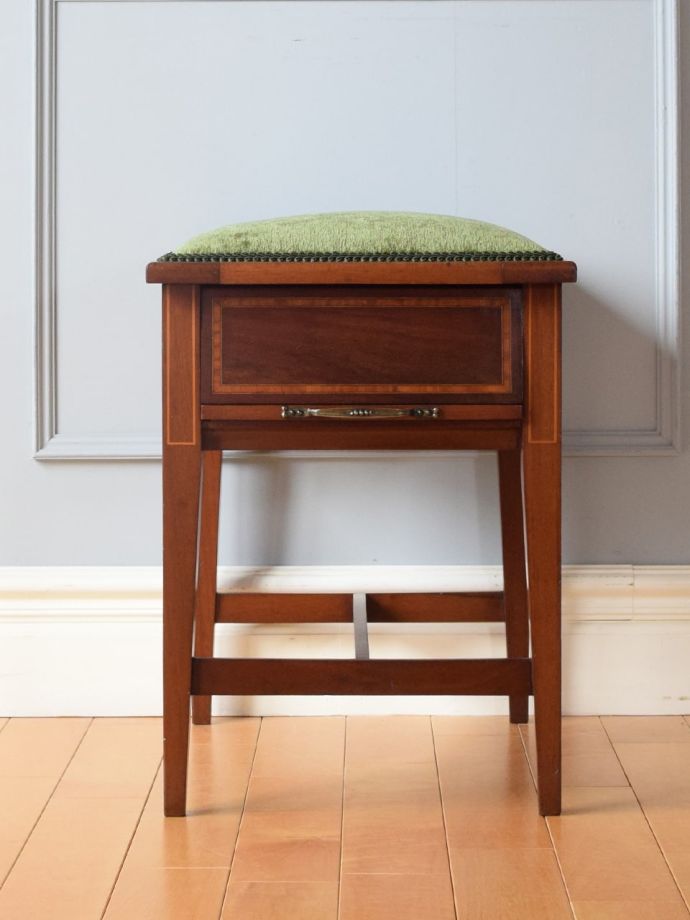 英国アンティークのめずらしい椅子、楽譜収納ボックスが付いたマホガニー材のスツール