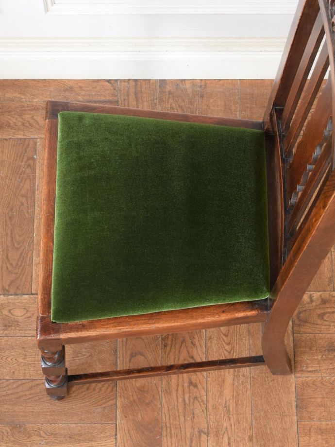 イギリスで見つけたアンティークの椅子、 ツイスト足が美しいオーク材