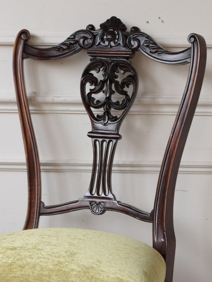 英国アンティークのマホガニー材の椅子、芸術的な美しさのサロンチェア