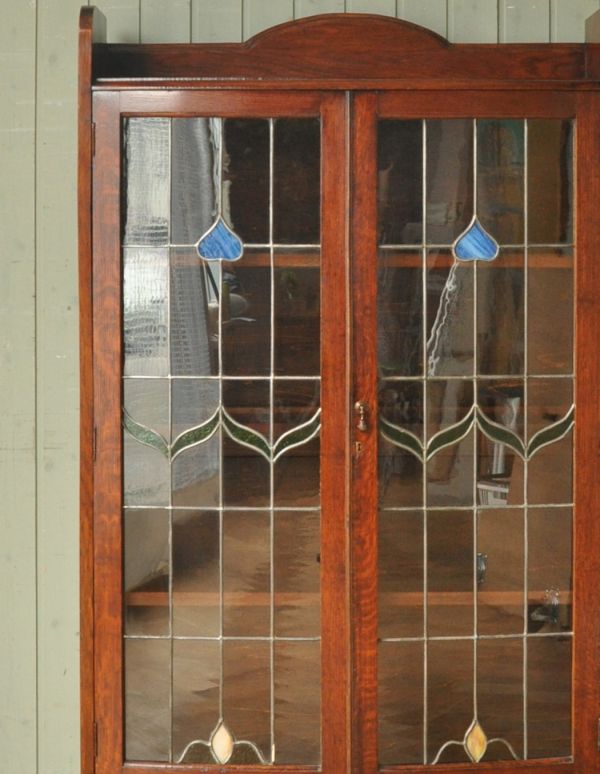 アンティークのキャビネット　アンティーク家具　美しいステンドグラスの扉、英国アンティーク家具のブックケース（本棚）。アンティークのガラスがキレイにはめ込んであります。(q-505-f)