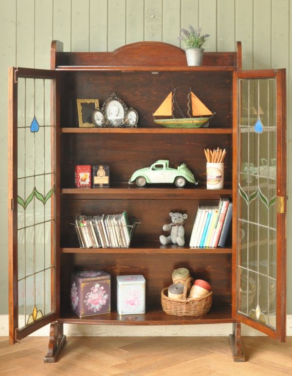 アンティークのキャビネット　アンティーク家具　美しいステンドグラスの扉、英国アンティーク家具のブックケース（本棚）。ショーケースのように、お気に入りの雑貨や食器を並べてみましょう。(q-505-f)