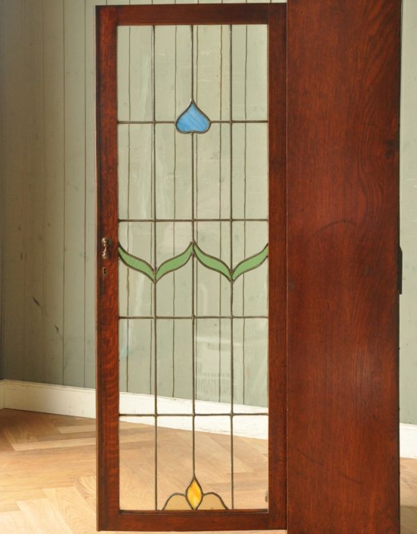 アンティークのキャビネット　アンティーク家具　美しいステンドグラスの扉、英国アンティーク家具のブックケース（本棚）。さり気なくハートのかたちをしたブルーのガラスがキレイです。(q-505-f)