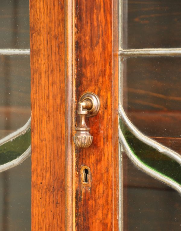 アンティークのキャビネット　アンティーク家具　美しいステンドグラスの扉、英国アンティーク家具のブックケース（本棚）。扉には風合いのあるドロップ形の取っ手が付いています。(q-505-f)