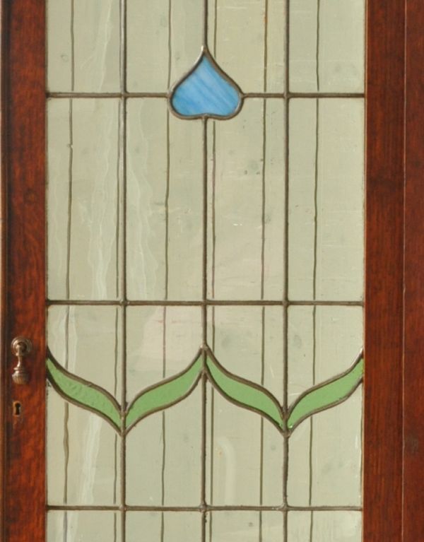アンティークのキャビネット　アンティーク家具　美しいステンドグラスの扉、英国アンティーク家具のブックケース（本棚）。ガラスも当時のもの。(q-505-f)