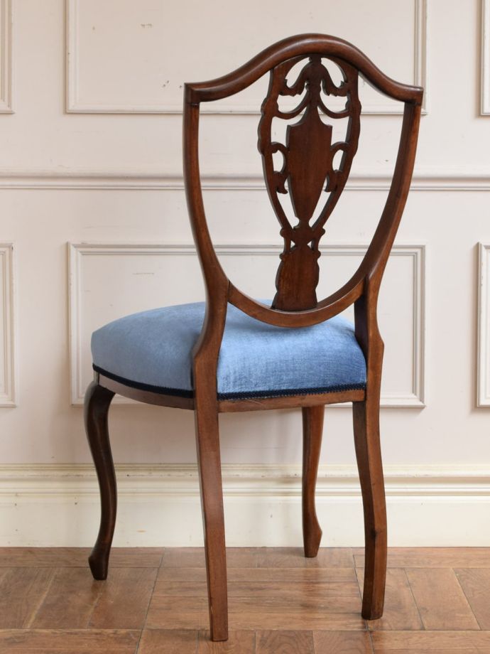 ヘップルホワイトがデザインしたアンティークの椅子、象嵌細工が入った