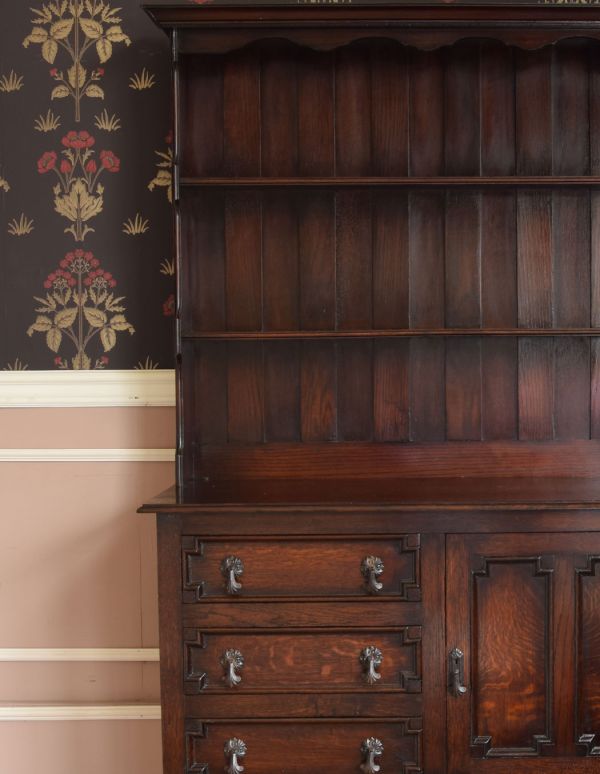 アンティークのキャビネット　アンティーク家具　アンティークの英国家具、引き出し付のウェルッシュドレッサー（食器棚）。濃いオーク材の味わいを存分に活かしつつキレイに塗装を仕上げました。(q-509-f)