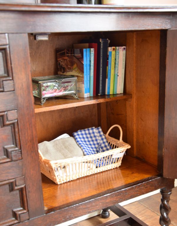 アンティークのキャビネット　アンティーク家具　アンティークの英国家具、引き出し付のウェルッシュドレッサー（食器棚）。下には、木製扉の収納があります。(q-509-f)