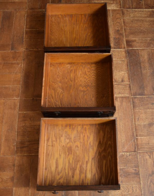 アンティークのキャビネット　アンティーク家具　アンティークの英国家具、引き出し付のウェルッシュドレッサー（食器棚）。引き出しは３杯。(q-509-f)