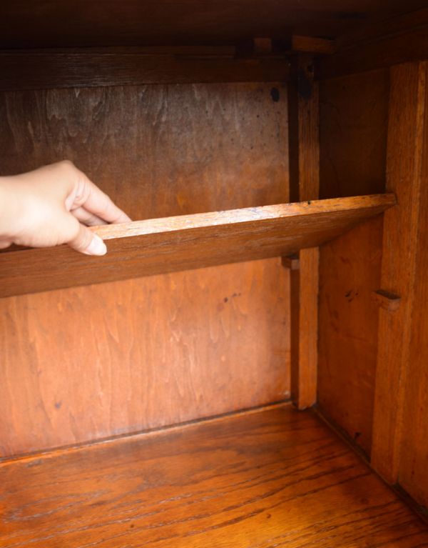 アンティークのキャビネット　アンティーク家具　アンティークの英国家具、引き出し付のウェルッシュドレッサー（食器棚）。下の収納の棚板は可動です。(q-509-f)