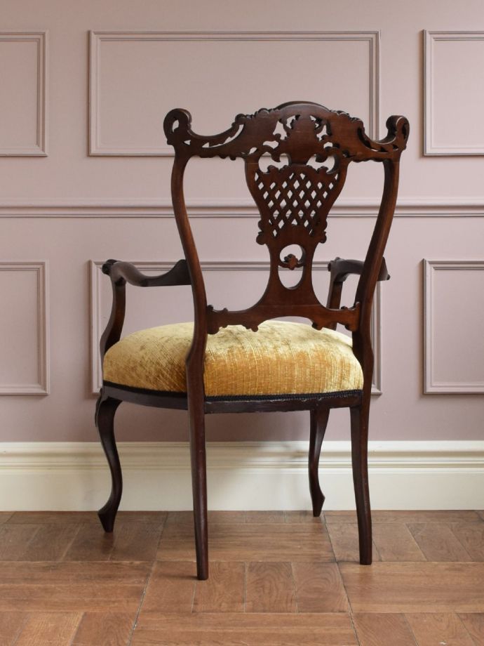 英国で見つけたアンティークの椅子、透かし彫りが美しいアーム付きの