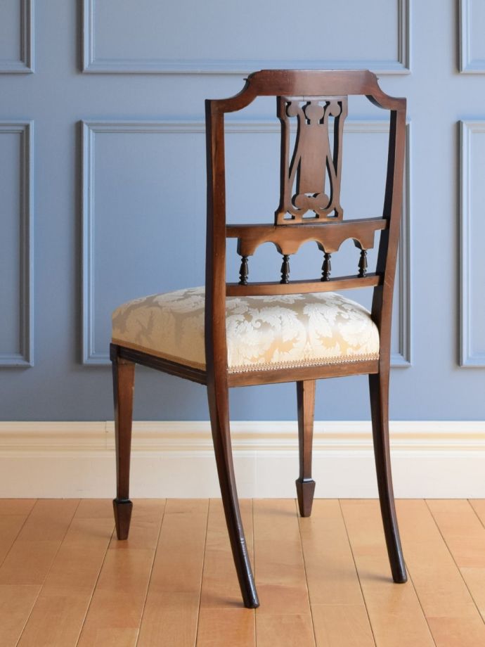 英国アンティークの椅子、透かし彫りと象嵌が美しいマホガニー材の