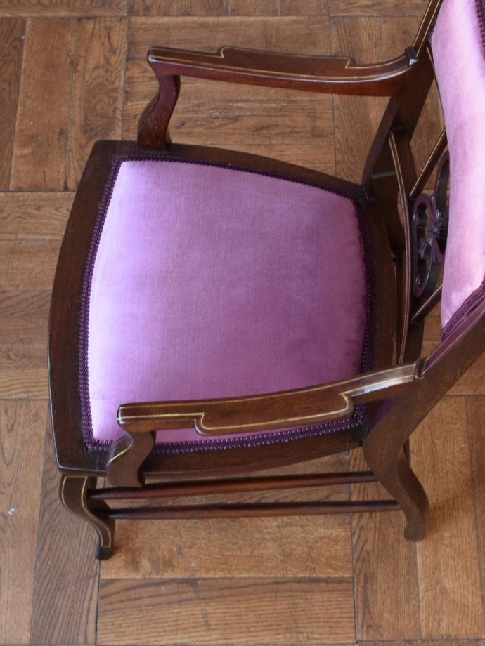 英国アンティークの美しいアーム付き椅子、透かし彫りの入ったサロン ...