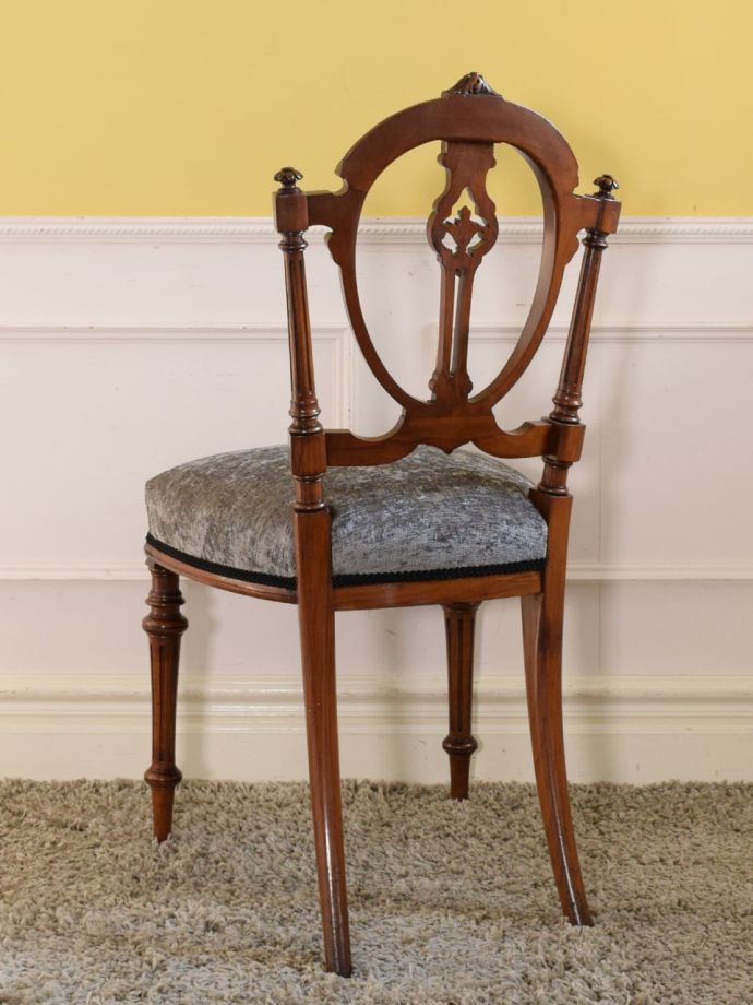 英国から届いた美しいアンティークの椅子、ウォールナットの高級感漂う 