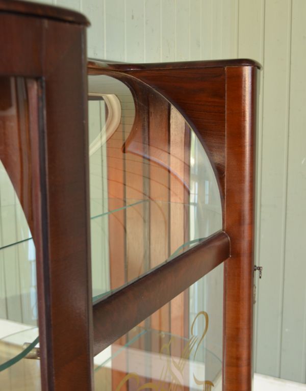アンティークのキャビネット　アンティーク家具　ウォルナット材のアンティーク家具、とても優美なガラスキャビネット。うっとりと見とれてしまう程美しいガラスの曲線ラインです。(q-540-f)