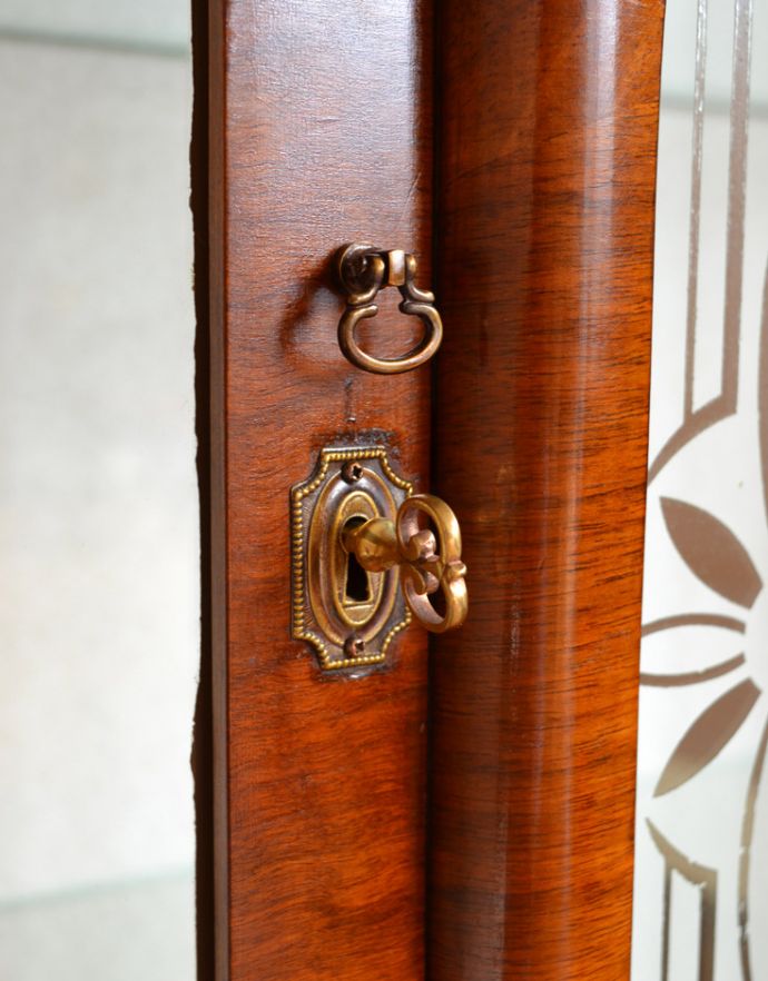 アンティークのキャビネット　アンティーク家具　美しいガラス扉のアンティーク家具、英国輸入のガラスキャビネット（飾り棚）。アンティークらしい可愛い鍵穴。(q-542-f-1)