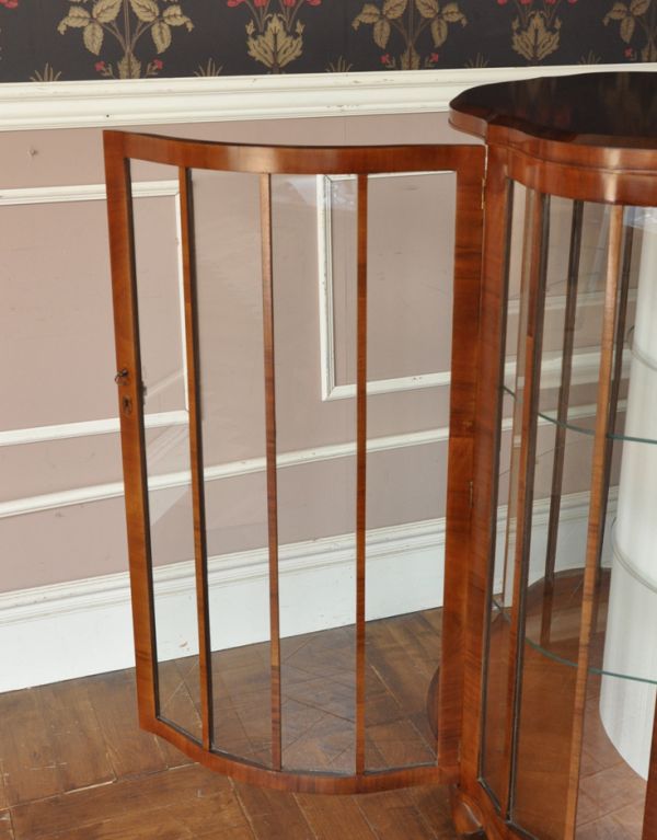 アンティークのキャビネット　アンティーク家具　アンティーク英国家具のショーケース、上品なミラー付きガラスキャビネット。ガラスもアンティークならでは。(q-544-f)