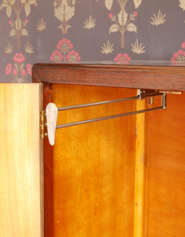 アンティークのキャビネット　アンティーク家具　上質な素材を使ったアンティーク英国家具、スモールワードローブ（洋服掛け）。お洋服を掛ける場所ハンガー掛けはこのように引き出せます。(q-551-f)