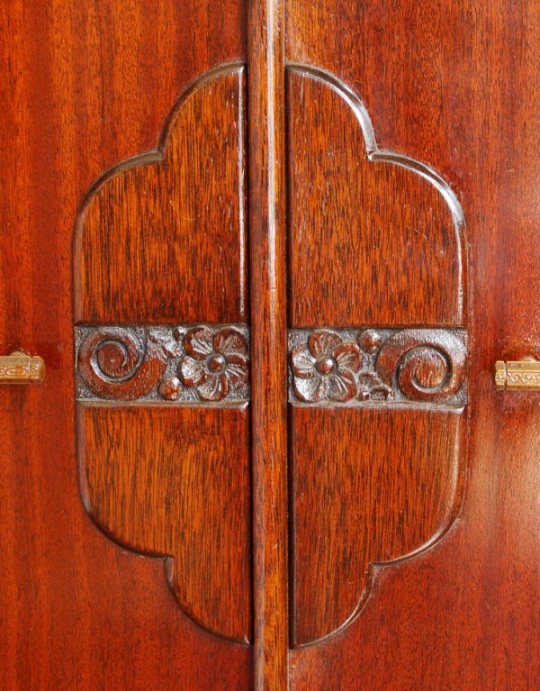 アンティークのキャビネット　アンティーク家具　上質な素材を使ったアンティーク英国家具、スモールワードローブ（洋服掛け）。扉を彩る装飾やっぱり魅力は扉の装飾。(q-551-f)