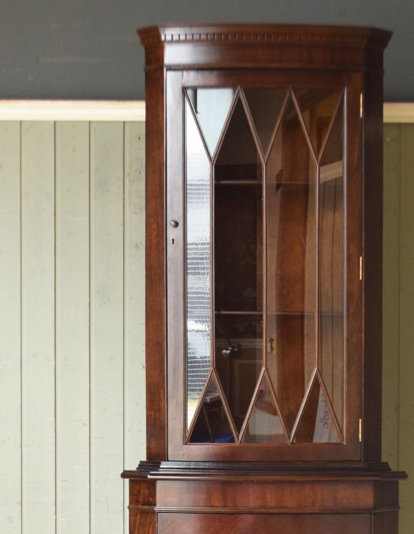 英国のアンティーク家具、マホガニー材を使った木製のコーナー 