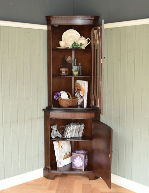 英国のアンティーク家具、マホガニー材を使った木製のコーナー 