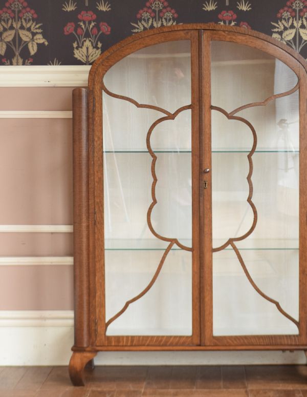 アンティークのキャビネット　アンティーク家具　イギリスのアンティーク家具、美しい装飾が入ったガラスキャビネット。どんなものを飾っても、素敵に見えてしまうキャビネット。(q-569-f)