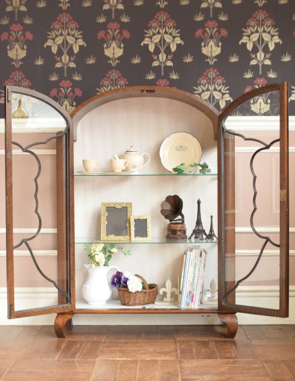 アンティークのキャビネット　アンティーク家具　イギリスのアンティーク家具、美しい装飾が入ったガラスキャビネット。棚板は２枚です。(q-569-f)