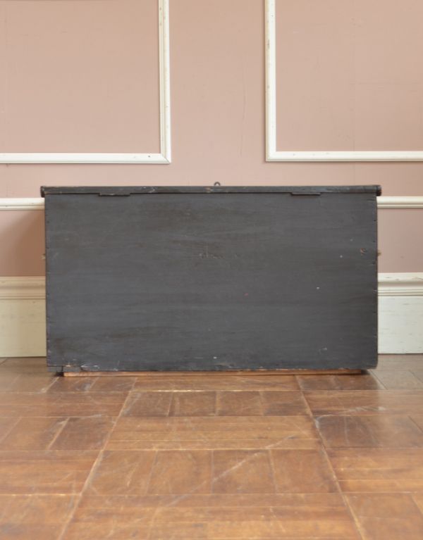 ブランケットボックス・収納ボックス　アンティーク家具　シャープなデザインのアンティーク家具、ブラック色のブランケットボックス。後ろ姿も見て下さい。(q-582-f)