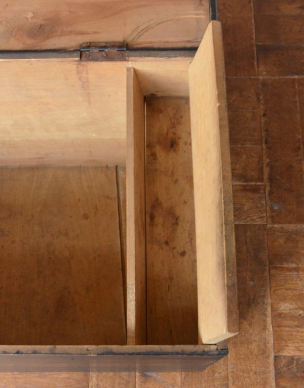ブランケットボックス・収納ボックス　アンティーク家具　シャープなデザインのアンティーク家具、ブラック色のブランケットボックス。ボックスの中には、嬉しい小箱付き！文具や印鑑、お化粧道具などを入れるのにほど良い大きさです。(q-582-f)