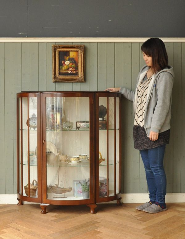 アンティークのキャビネット　アンティーク家具　半月形で品がある英国のアンティーク家具のガラスキャビネット（飾り棚）。ショーケースのように、お気に入りの雑貨や食器を並べてみましょう。(q-593-f)