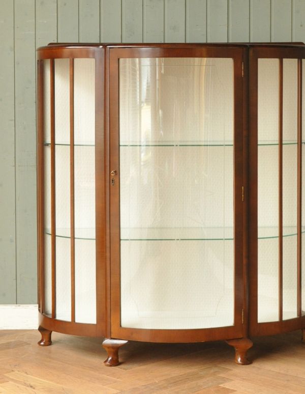 アンティークのキャビネット　アンティーク家具　半月形で品がある英国のアンティーク家具のガラスキャビネット（飾り棚）。リビングや寝室、玄関などで試してみてください。(q-593-f)