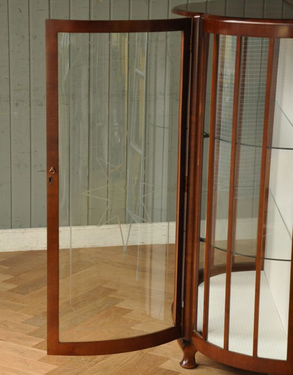 アンティークのキャビネット　アンティーク家具　半月形で品がある英国のアンティーク家具のガラスキャビネット（飾り棚）。ガラスもアンティークならでは。(q-593-f)
