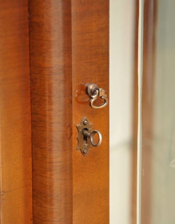 アンティークのキャビネット　アンティーク家具　半月形で品がある英国のアンティーク家具のガラスキャビネット（飾り棚）。小さな取っ手がちょこんと付いています。(q-593-f)