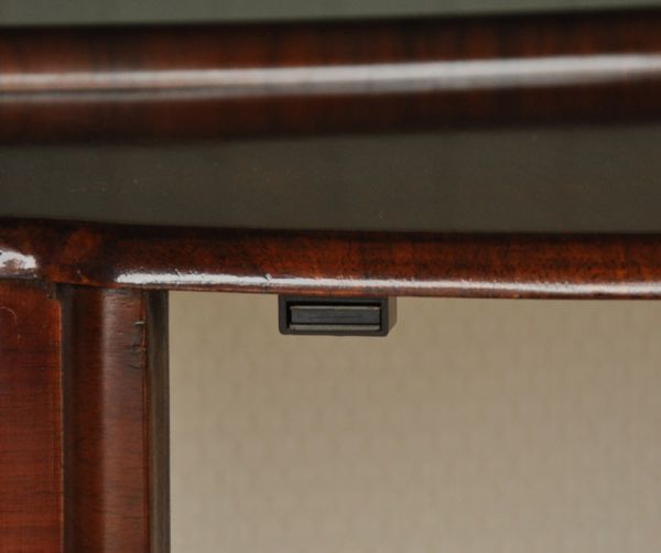 アンティークのキャビネット　アンティーク家具　半月形で品がある英国のアンティーク家具のガラスキャビネット（飾り棚）。マグネットが付いているので開け閉めはスムーズです。(q-593-f)