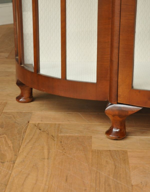 アンティークのキャビネット　アンティーク家具　半月形で品がある英国のアンティーク家具のガラスキャビネット（飾り棚）。安定感のある脚がしっかり支えます。(q-593-f)