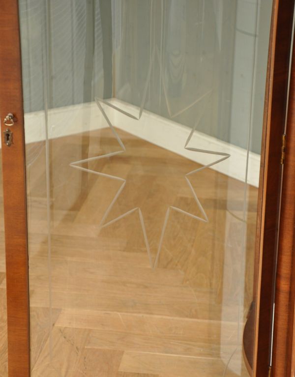 アンティークのキャビネット　アンティーク家具　半月形で品がある英国のアンティーク家具のガラスキャビネット（飾り棚）。控えめにシルバーカラーで星がデザインされています。(q-593-f)