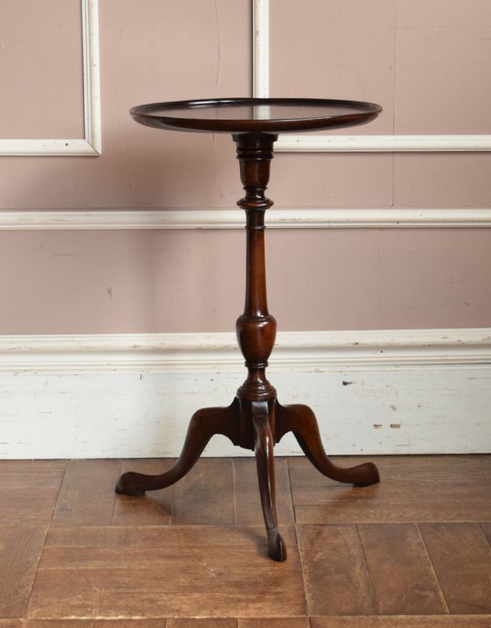 アンティークのテーブル　アンティーク家具　木製の丸いイギリスアンティーク家具、ワインテーブル（オケージョナルテーブル）。横から見ても優雅英国アンティークらしく横顔だって美しいんです。(q-598-f)