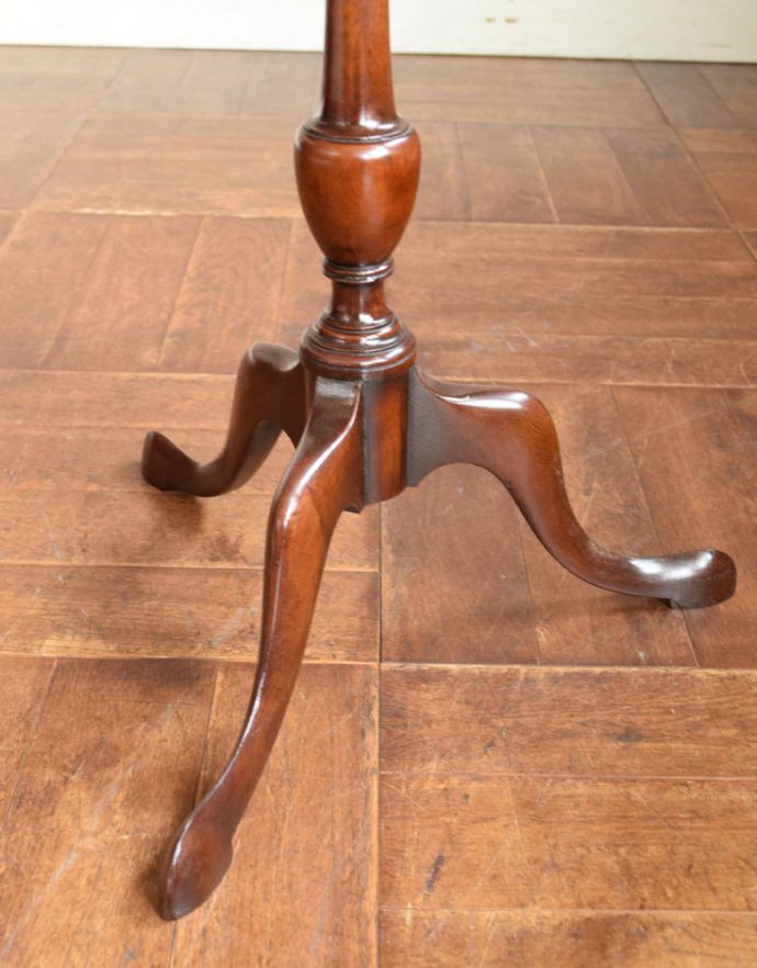 アンティークのテーブル　アンティーク家具　木製の丸いイギリスアンティーク家具、ワインテーブル（オケージョナルテーブル）。Handleの家具の脚の裏には･･･床にキズが付かないよう脚の裏にフェルトキーパーを付けてお届けしています。(q-598-f)