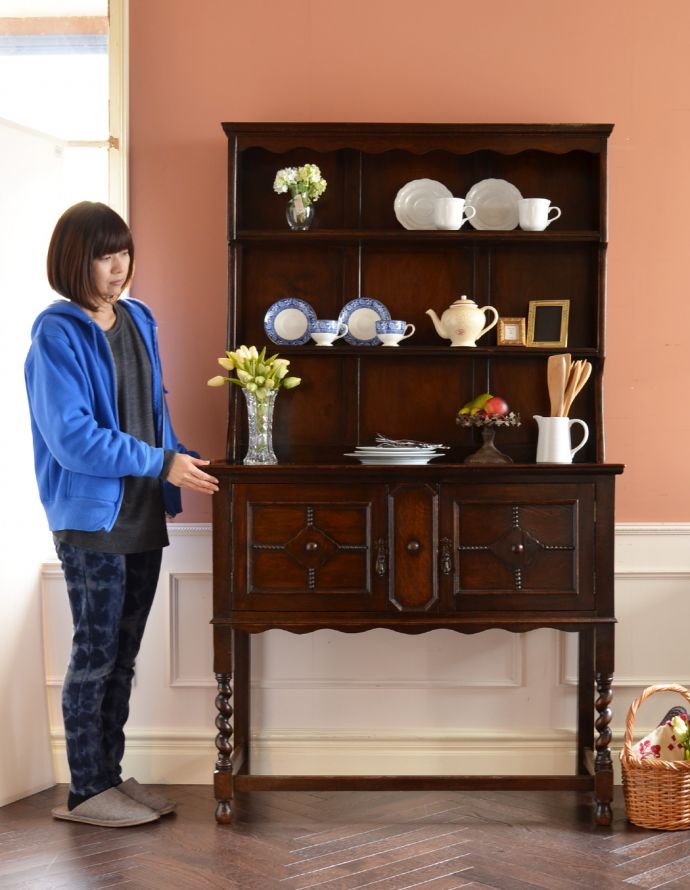 アンティークのキャビネット　アンティーク家具　アンティークの英国家具、飾ったアイテムを惹き立てるウェルッシュドレッサー（食器棚）。アンティークらしい重厚感がかっこいい家具。(q-601-f)