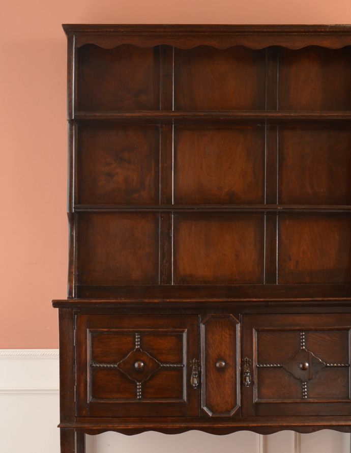 アンティークのキャビネット　アンティーク家具　アンティークの英国家具、飾ったアイテムを惹き立てるウェルッシュドレッサー（食器棚）。濃いオーク材の味わいを存分に活かしつつキレイに塗装を仕上げました。(q-601-f)