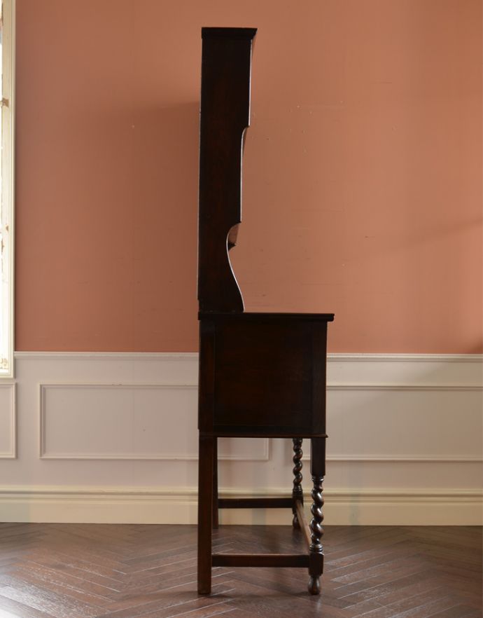 アンティークのキャビネット　アンティーク家具　アンティークの英国家具、飾ったアイテムを惹き立てるウェルッシュドレッサー（食器棚）。サイドから見ても美しいデザインです。(q-601-f)