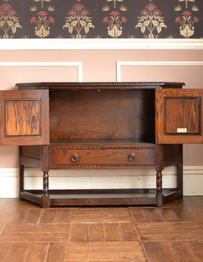 英国の伝統的デザインのアンティーク家具、JAYCEE社のキャビネット
