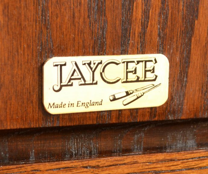 アンティークのキャビネット　アンティーク家具　英国の伝統的デザインのアンティーク家具、JAYCEE社のキャビネット。イギリスの伝統的なデザインの家具を造り続けてきたJAYCEE社です。(q-604-f)