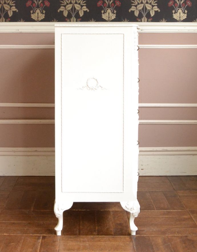 アンティークのチェスト　アンティーク家具　フレンチスタイルのアンティーク家具、真っ白な５段チェスト 。サイドにも可愛い飾り。(q-608-f)