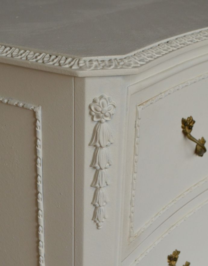 アンティークのチェスト　アンティーク家具　フレンチスタイルのアンティーク家具、真っ白な５段チェスト 。角にも装飾がたっぷり！天板の縁にも可愛い飾りがあります。(q-608-f)
