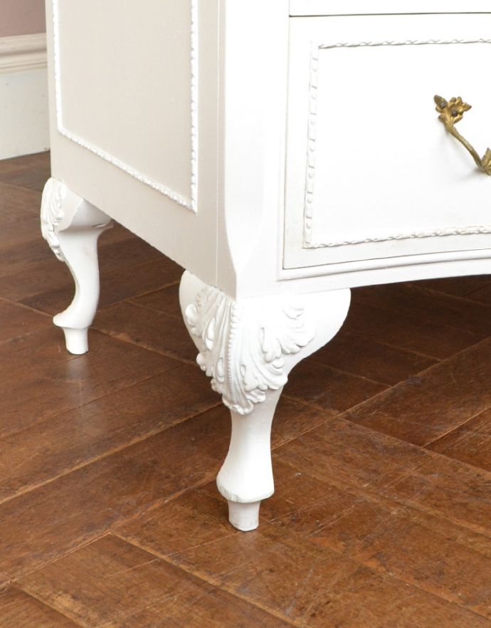 アンティークのチェスト　アンティーク家具　フレンチスタイルのアンティーク家具、真っ白な５段チェスト 。美しい飾りが入っている脚です。(q-608-f)