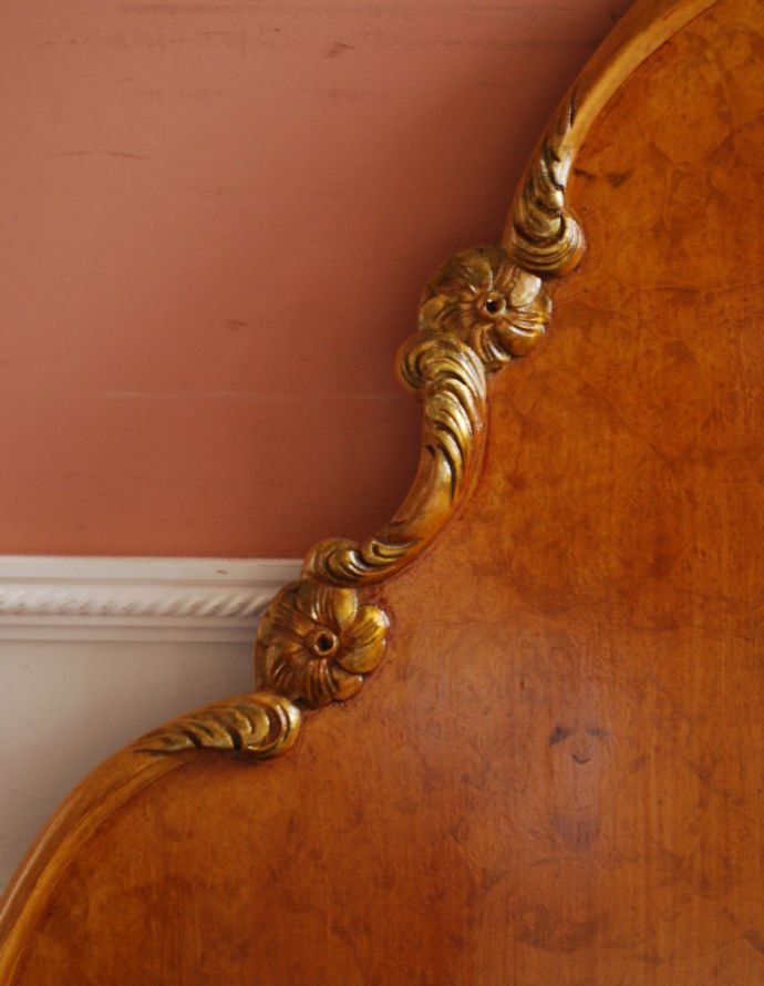 英国クラシックスタイル　アンティーク家具　英国のオシャレなアンティーク家具、ウォルナット材のヘッドボード（ベッドフレーム）。繊細な装飾は見とれる程美しいです。(q-613-f)