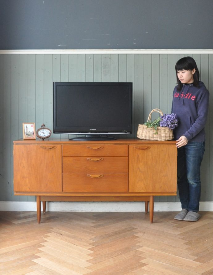 サイドボード　アンティーク家具　北欧スタイルのシンプルなイギリスの家具、チーク材のヴィンテージサイドボード。脚があるので軽やかな印象です。(q-630-f)