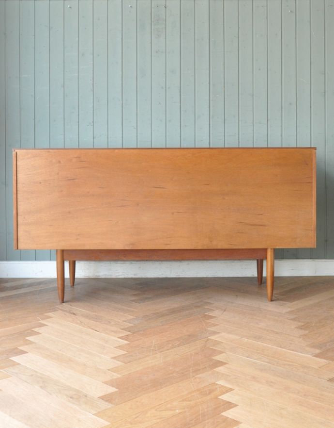 サイドボード　アンティーク家具　北欧スタイルのシンプルなイギリスの家具、チーク材のヴィンテージサイドボード。きちんとメンテナンスしてあるので、裏側もキレイです。(q-630-f)